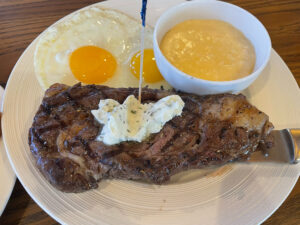 沖縄嘉手納（かでな）米軍基地レストラン『シーサイド』の特盛ステーキ！