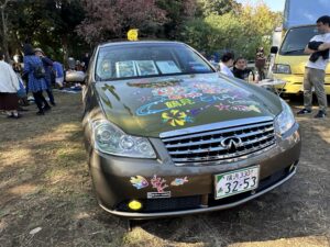 沖縄タウン鶴見を走る新名物！？『どんらくタクシー』をご紹介