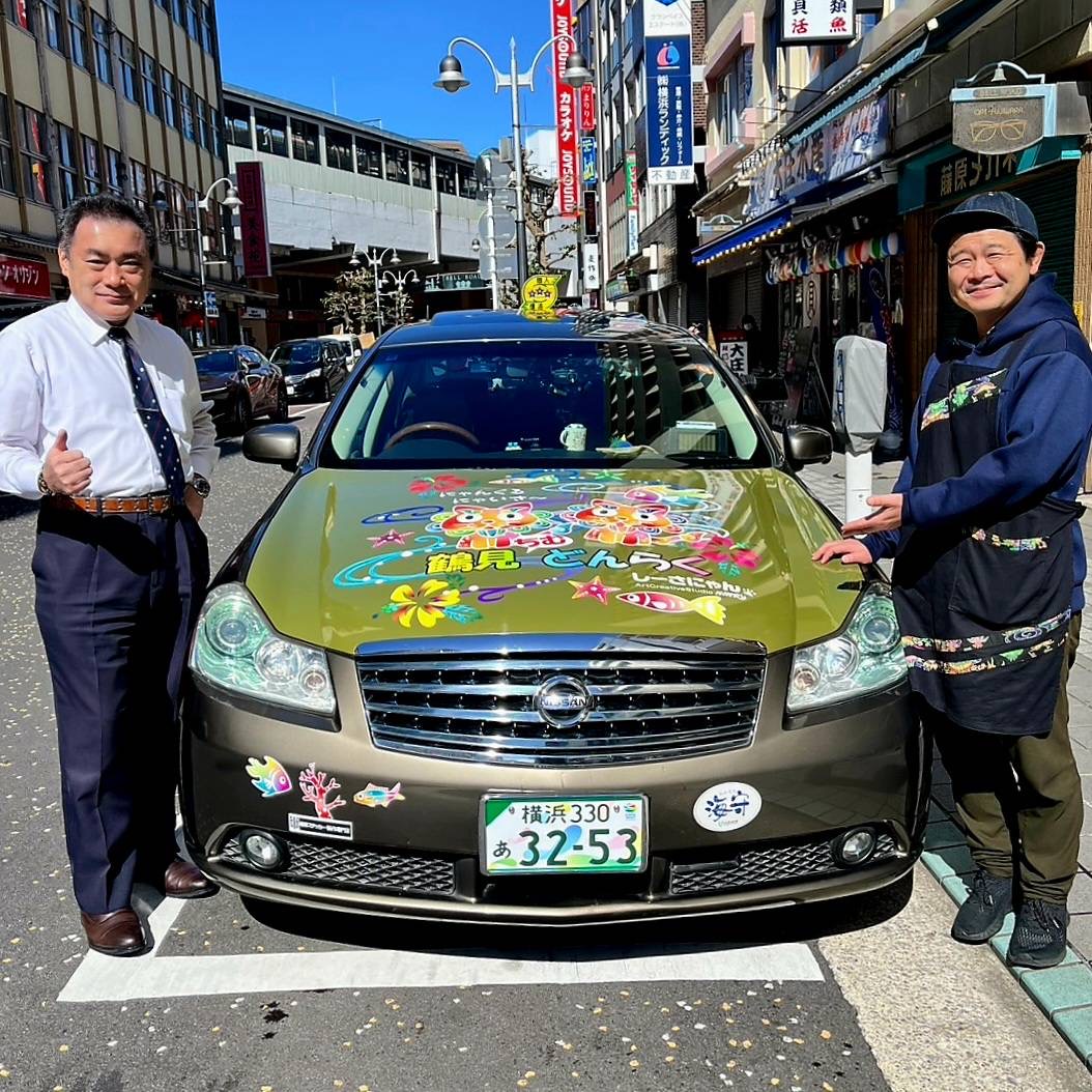 沖縄タウン鶴見を走る新名物!?『どんらくタクシー』をご紹介